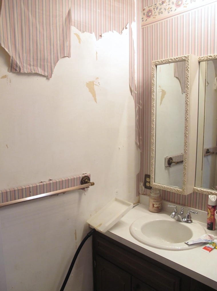 5-tips-for-a-cheap-DIY-bathroom-BEFORE-wallpaper