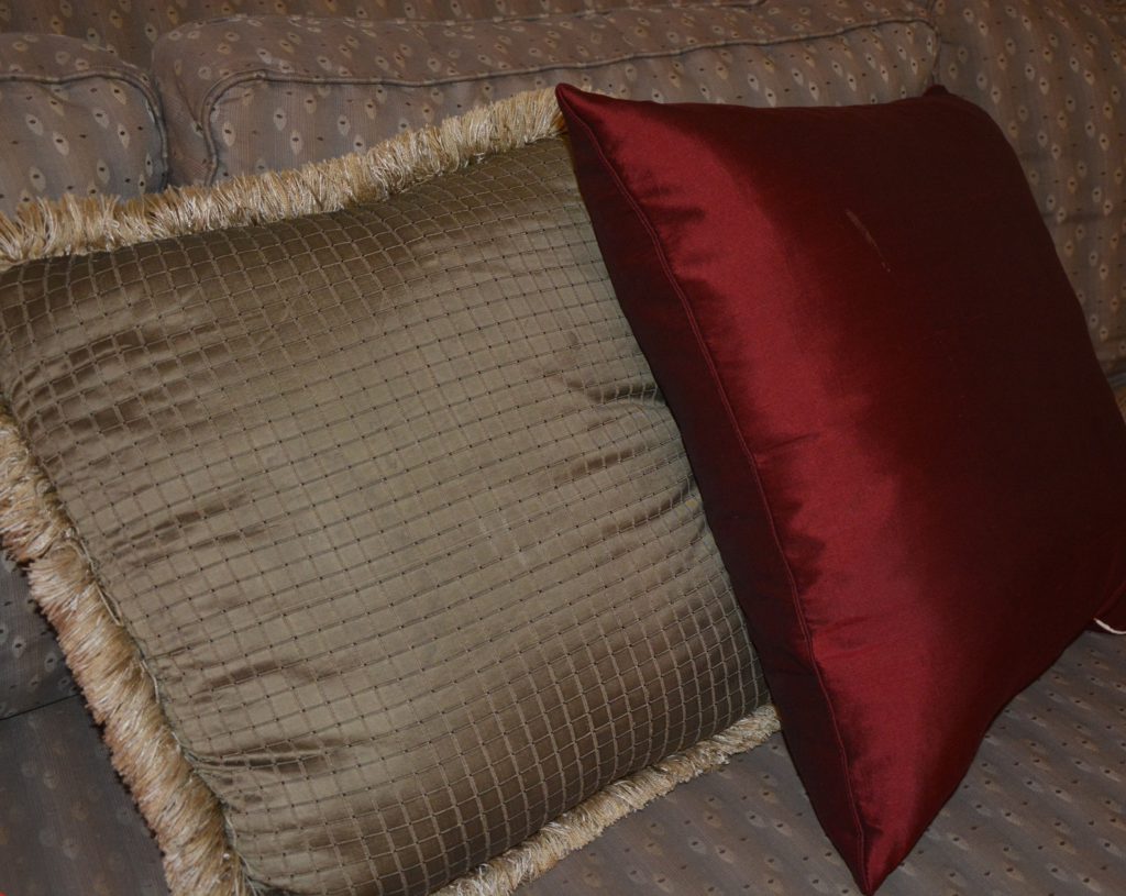 How to Make No- Sew Pillow Covers - No sewing machine? No problem! Use old pillows for no-sew pillows. - Thrift Diving 