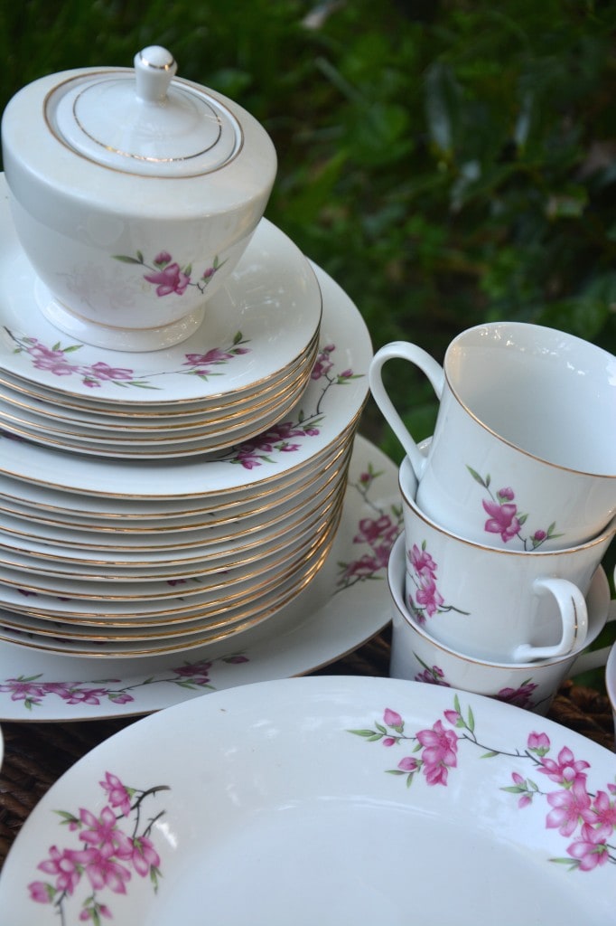 China Cabinet Makeover - Pretty vintage dish set from the thrift store. - Thrift Diving