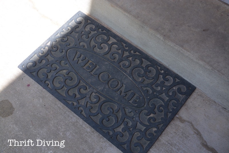 How to Paint a Custom Welcome Mat - Rubber welcome mats can be painted. Here's how! - Thrift Diving