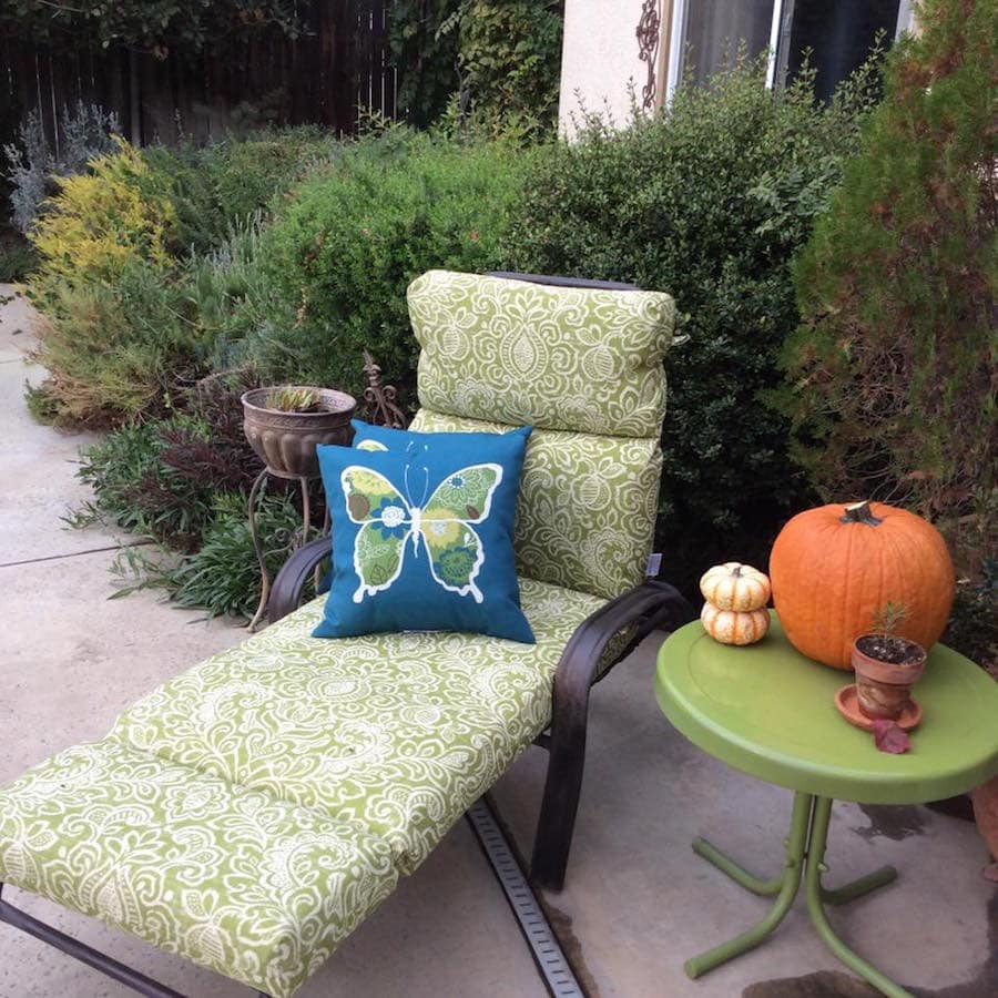 Such a pretty space! Gwen's 30-Day Outdoor October Makeover Challenge in 2015.