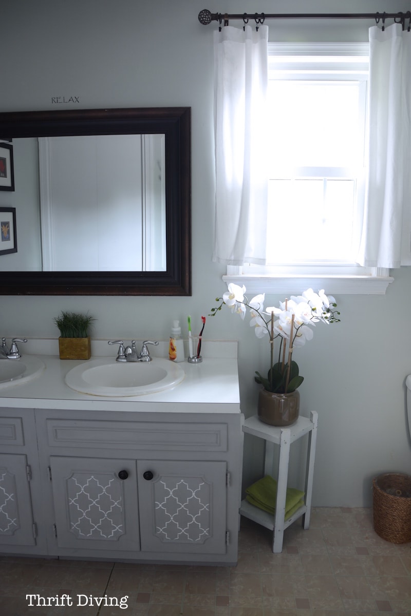 DIY painted bathroom vanity with a white stencil - What's the best paint for furniture? Read the PROs and CONs - Thrift Diving