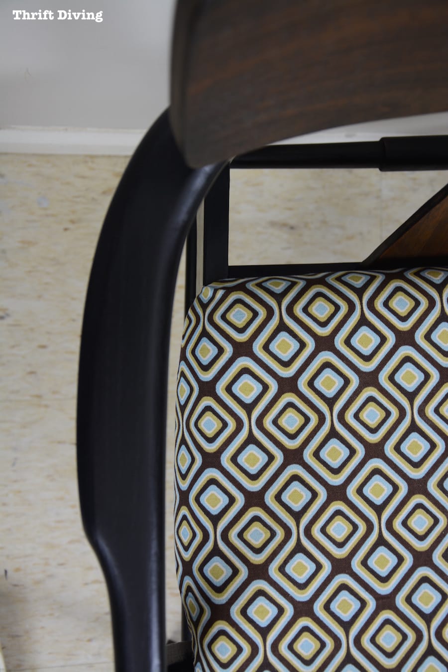 Mid-century modern chair makeover - Chose fabric that complimented the geometrical shape of the chair - ThriftDiving.com