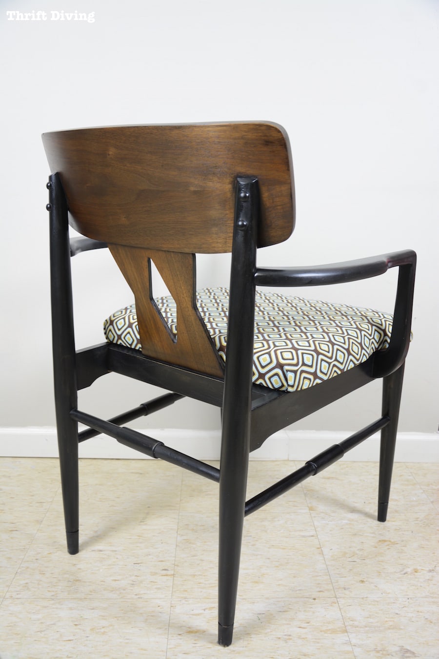 Mid-century modern chair makeover painted black - ThriftDiving.com