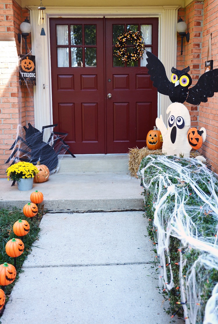 Decorate your porch for Halloween - AFTER - Thrift Diving