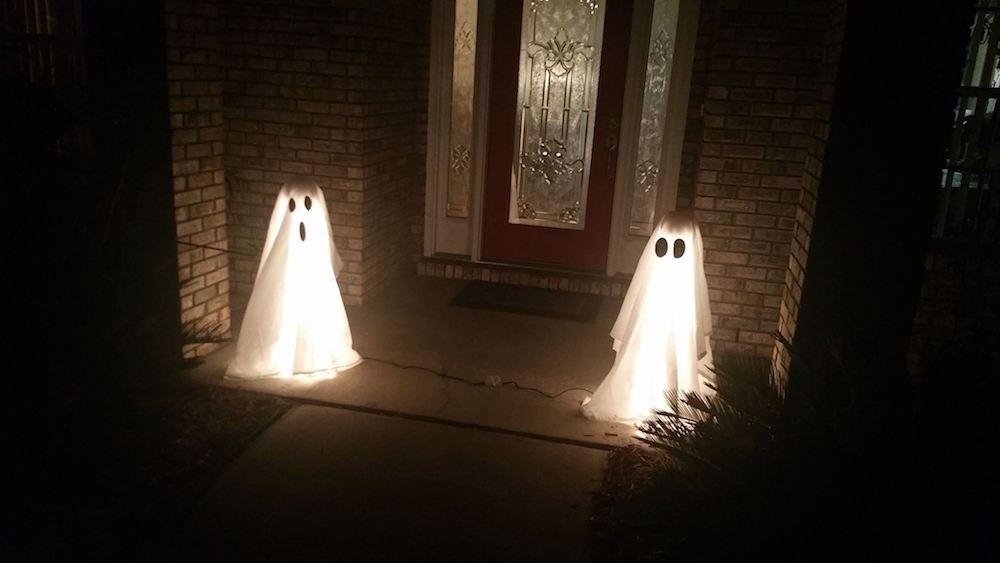 How to Make Halloween Ghost Lights For Your Front Porch - Easy DIY crafts for Halloween - Thrift Diving