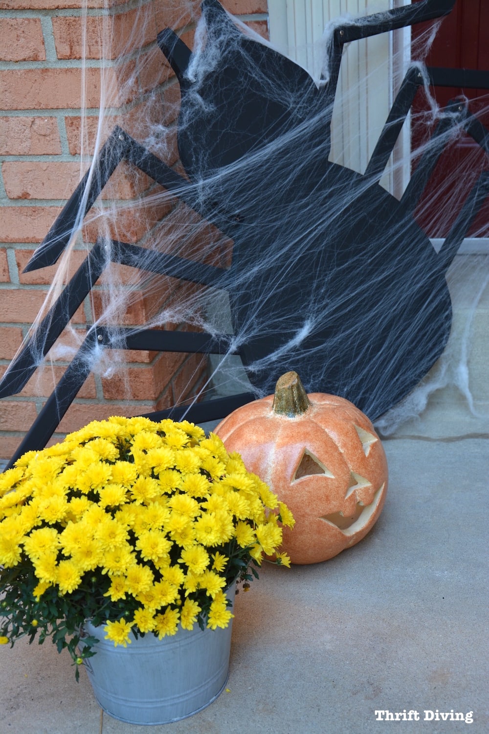 DIY Halloween spider on the porch. - Thrift Diving