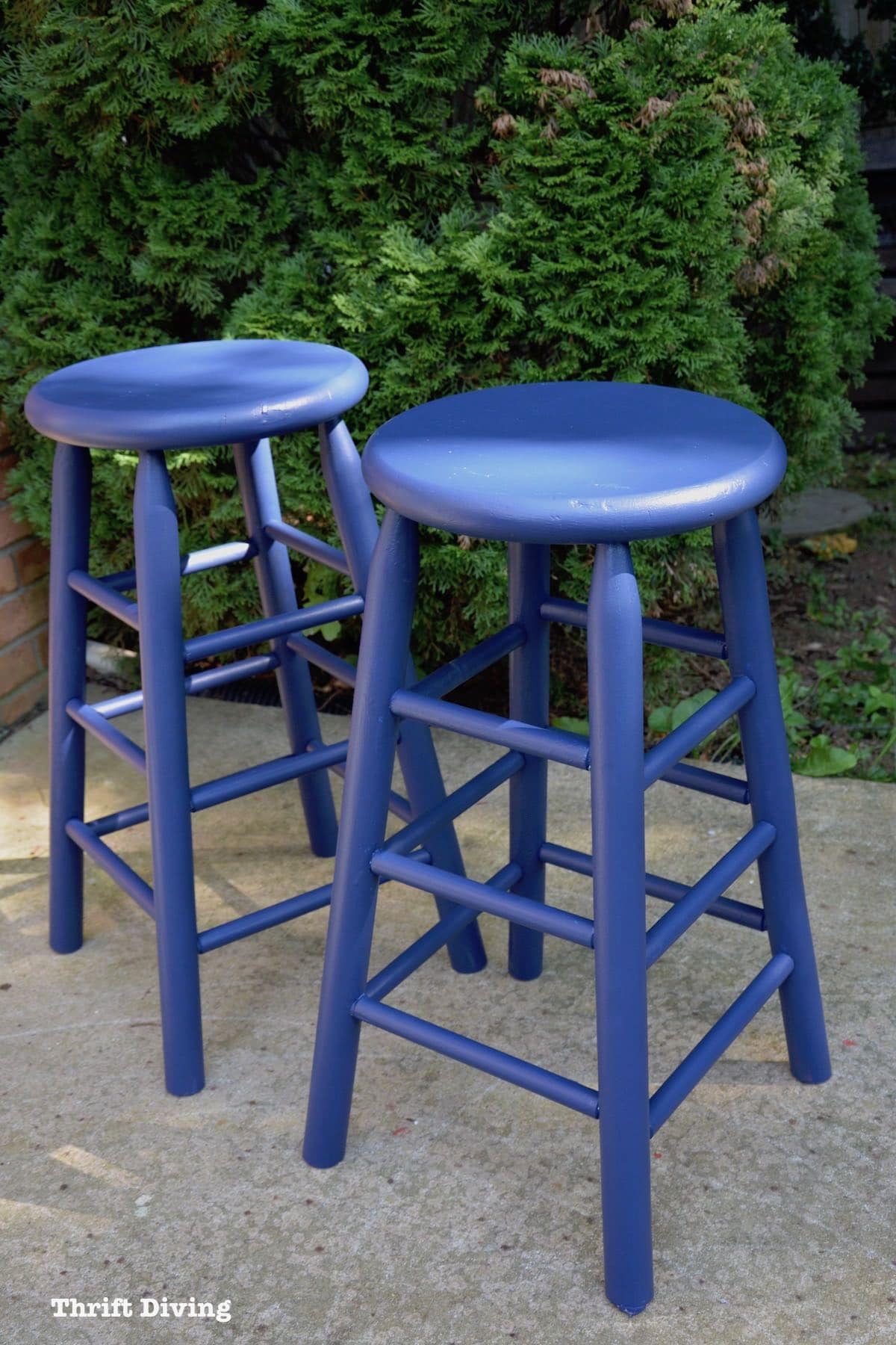 BEFORE & AFTER: Can you refinish barstools? Yes, with a beautiful Navy blue paint for an eat-in kitchen table! | Thrift Diving Blog - See over 500 post and projects on the blog!