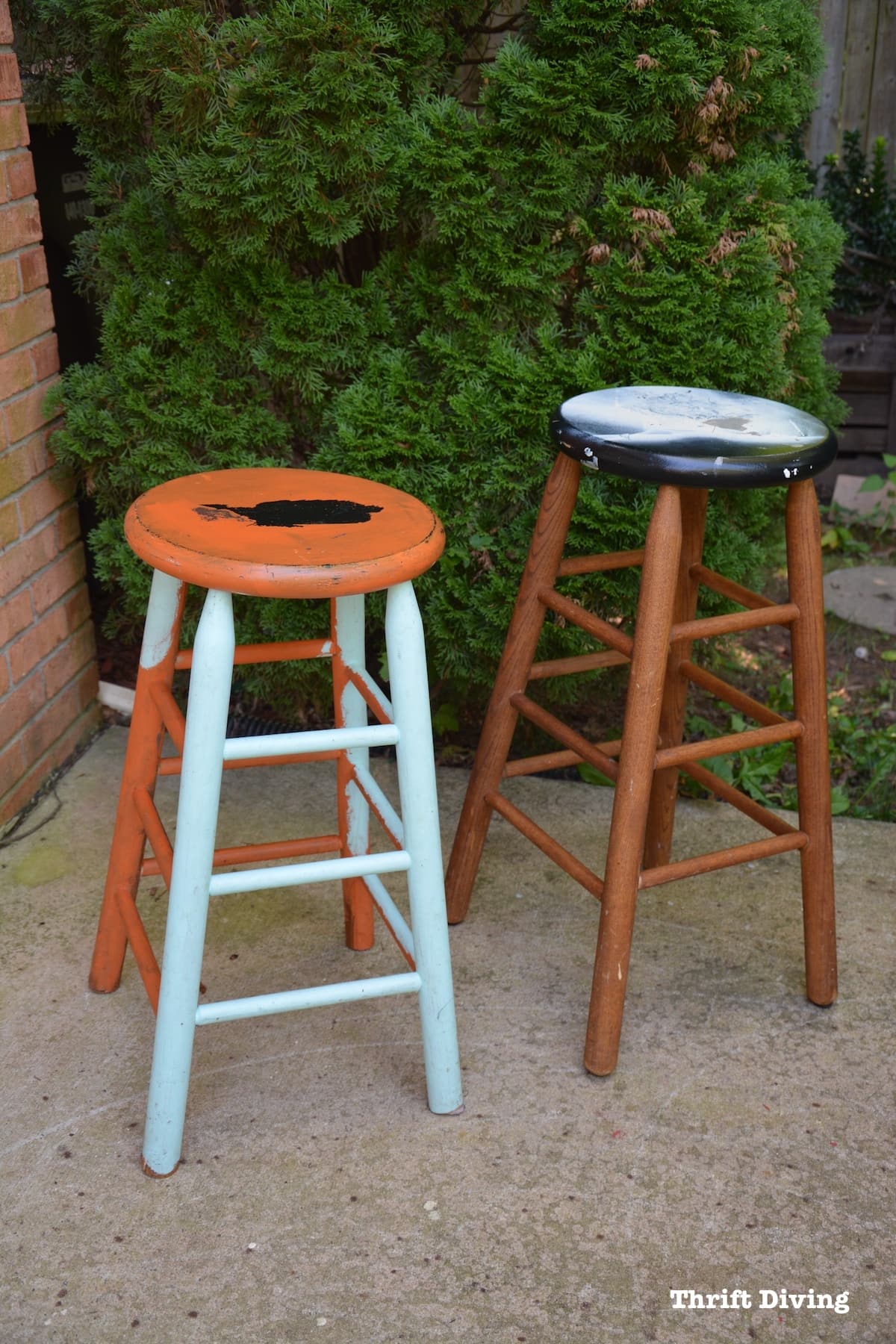 BEFORE & AFTER: Ugly old stools can be painted and you can shorten barstools to fit under a shorter eat-in kitchen table. | Thrift Diving Blog