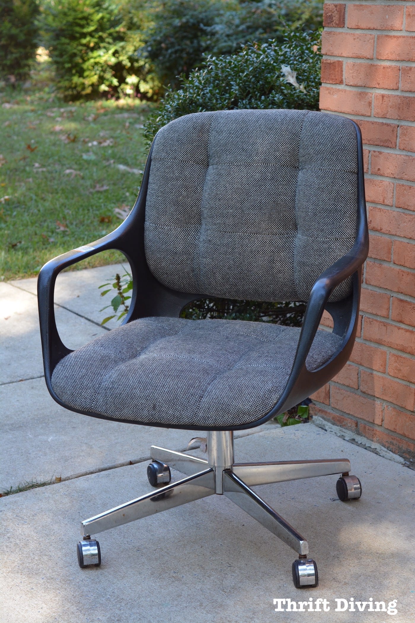 BEFORE and AFTER: Reupholster a mid-century modern chair - Chromcraft vintage MCM chair - Thrift Diving