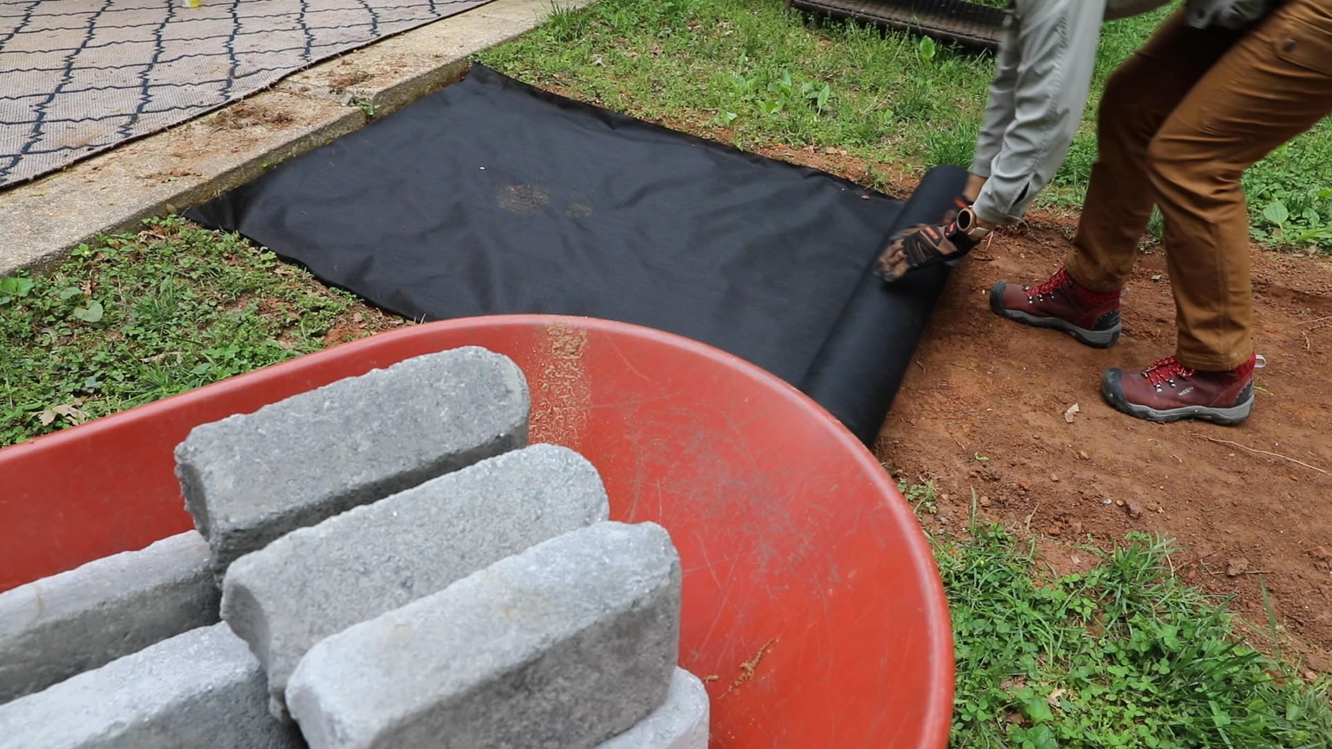 How to Build a DIY Fire Pit With Gravel, Stones, and Walkway