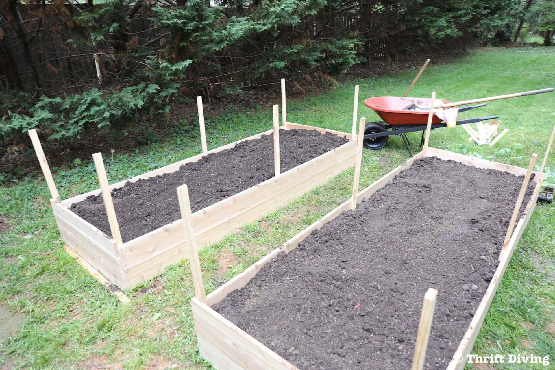 How to Build a Raised Garden Bed Protected With a Metal Fence - How to fill raised garden beds with soil from a nursery. Use delivery. - Thrift Diving