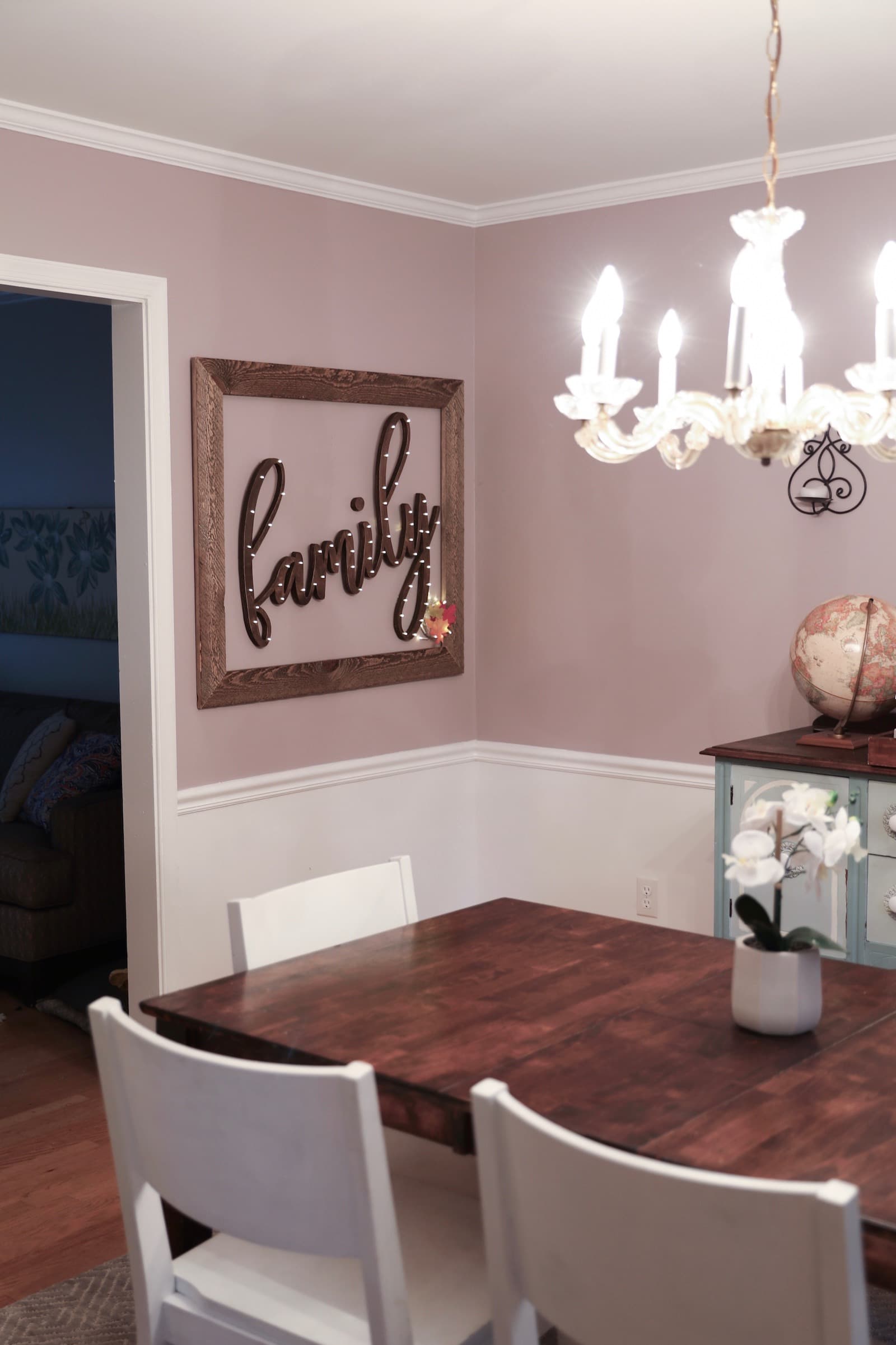 Family wooden sign with lights in the dining room - Cut out with a jigsaw - Thrift Diving