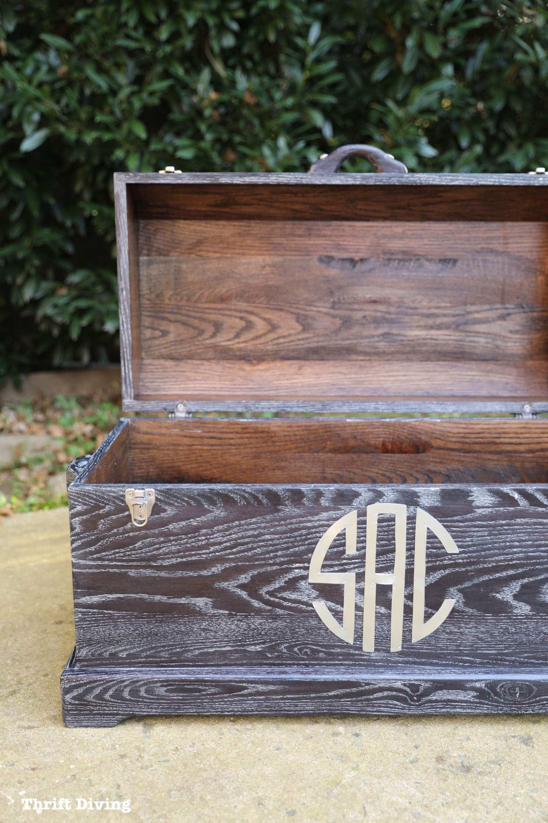 Using liming wax on an oak wood chest - Monogramed metal letters - Thrift Diving