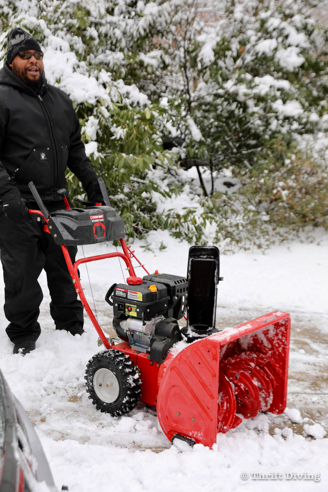 5 Questions You Must As Before Buying and Using a Snowblower - Clearing the driveway of snow - Thrift Diving